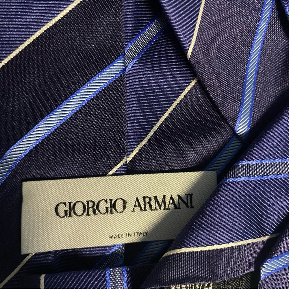 Giorgio Armani Elegant Blue Striped Men's Tie - Picture 3 of 4
